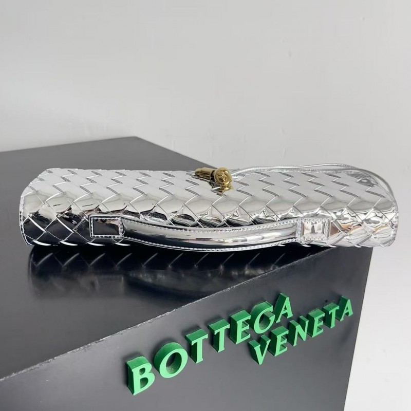 BOTTECA Ve*ne*ta uses exquisite craftsmanship intreccio weaving imported lacquered cowhide leather eve