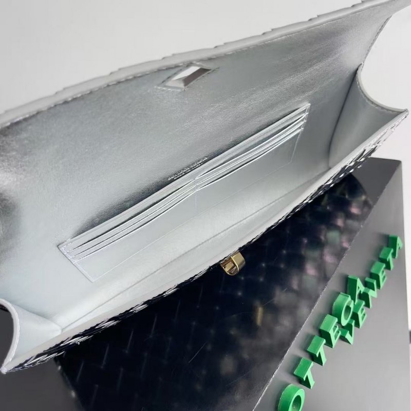 BOTTECA Ve*ne*ta uses exquisite craftsmanship intreccio weaving imported lacquered cowhide leather eve