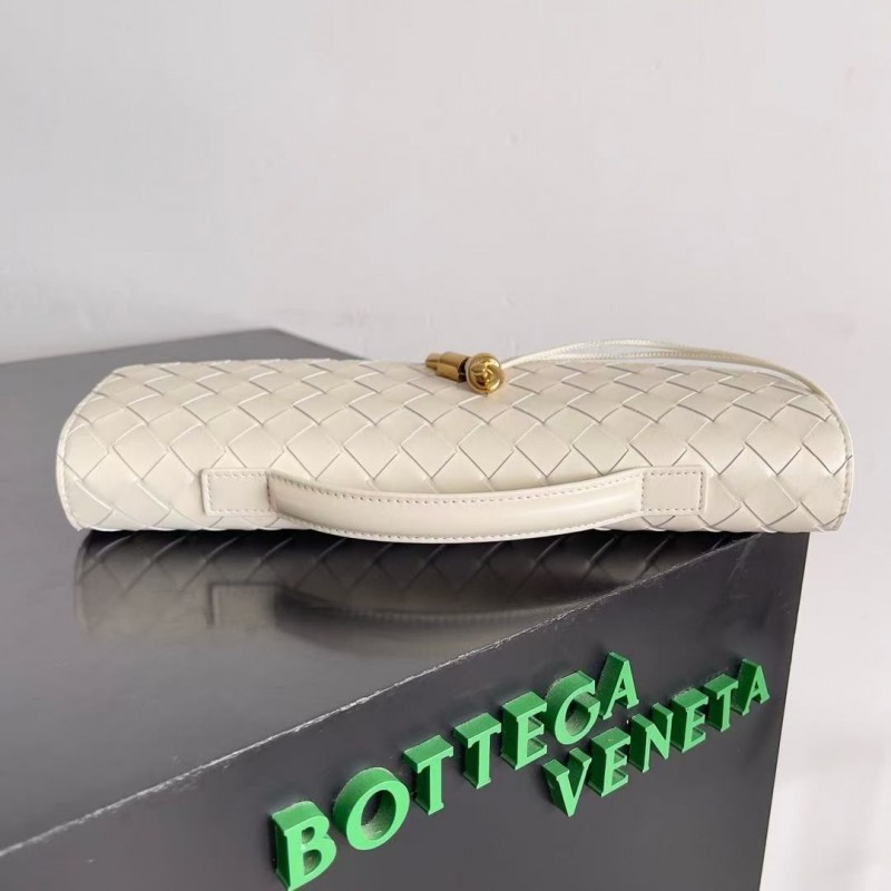 BOTTECA Ve*ne*ta uses exquisite craftsmanship intreccio woven imported sheepskin evening clutch bag Si