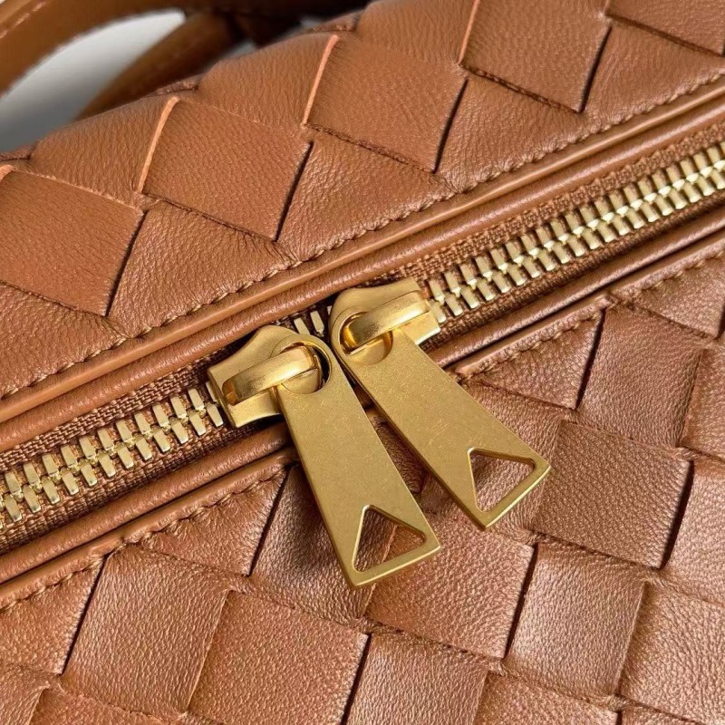 BOTTECA Ve*ne*ta uses exquisite craftsmanship intreccio weaving imported sheepskin leather Crossbody t