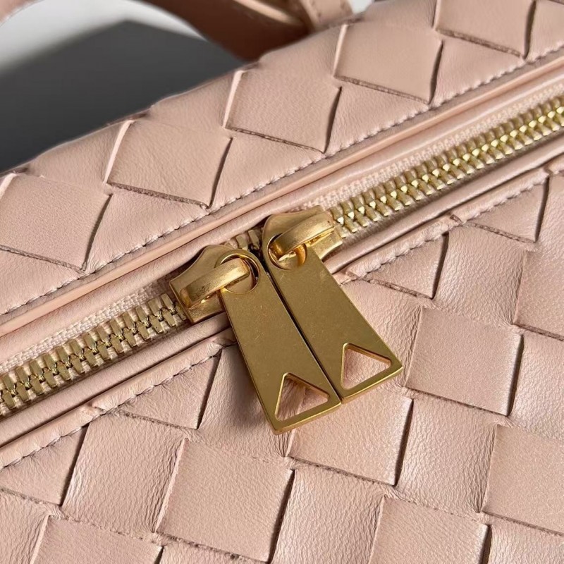 BOTTECA Ve*ne*ta uses exquisite craftsmanship intreccio weaving imported sheepskin leather Crossbody t