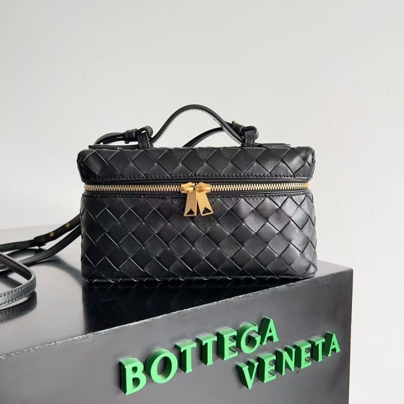 BOTTECA Ve*ne*ta uses exquisite craftsmanship intreccio weaving imported sheepskin leather Crossbody t