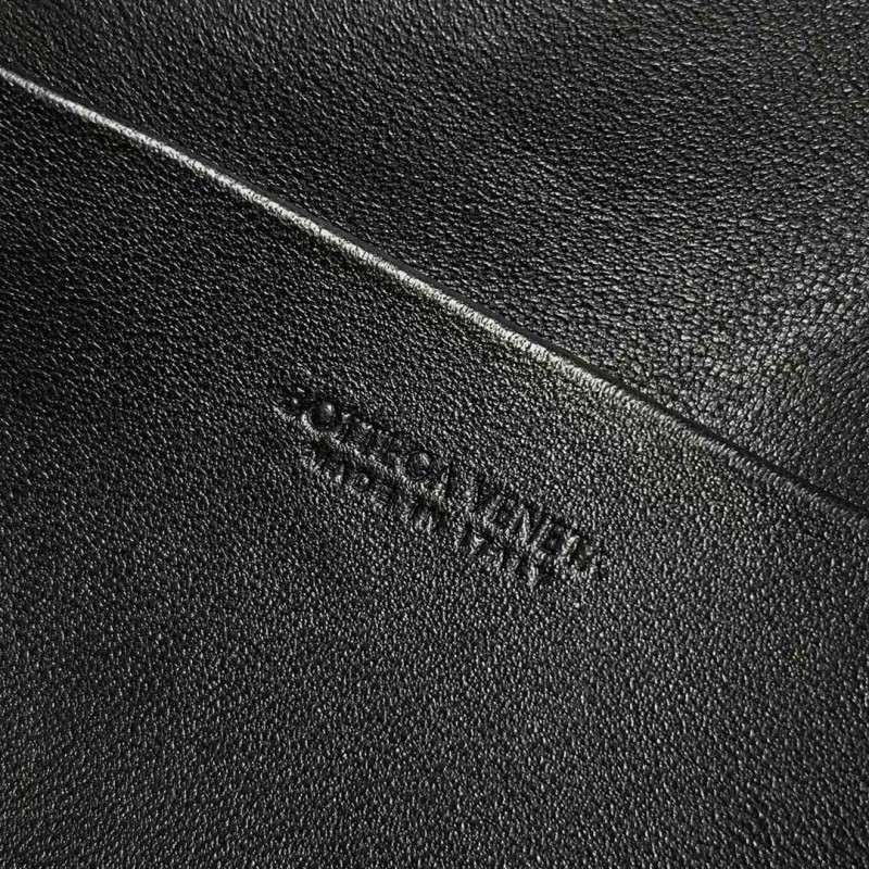 BOTTECA Ve*ne*ta uses exquisite craftsmanship intreccio weaving imported sheepskin leather Crossbody t