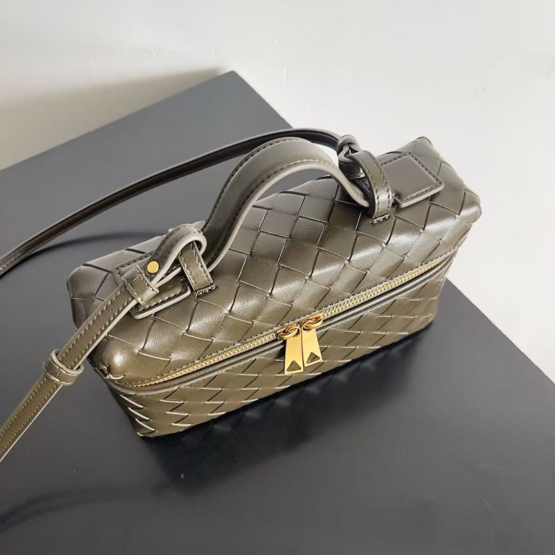 BOTTECA Ve*ne*ta uses exquisite craftsmanship intreccio weaving imported sheepskin leather Crossbody t