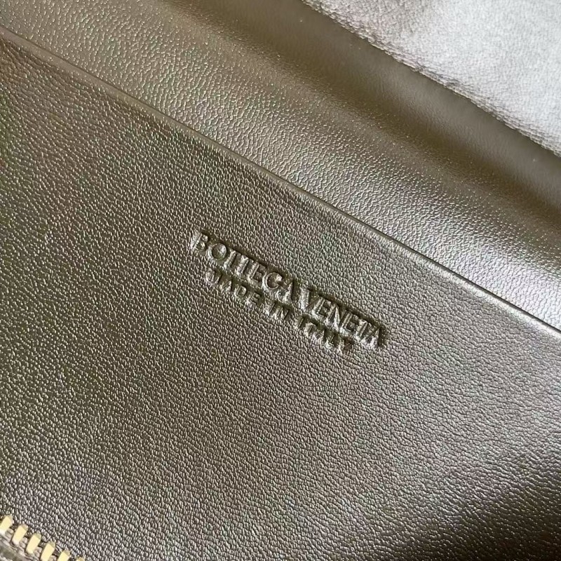 BOTTECA Ve*ne*ta uses exquisite craftsmanship intreccio weaving imported sheepskin leather Crossbody t