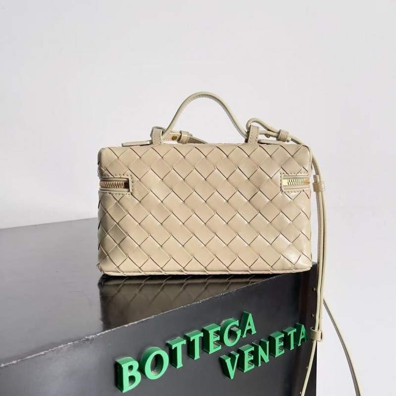 BOTTECA Ve*ne*ta uses exquisite craftsmanship intreccio weaving imported sheepskin leather Crossbody t