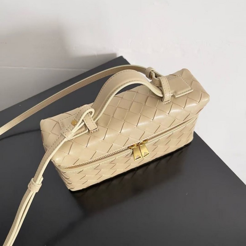 BOTTECA Ve*ne*ta uses exquisite craftsmanship intreccio weaving imported sheepskin leather Crossbody t