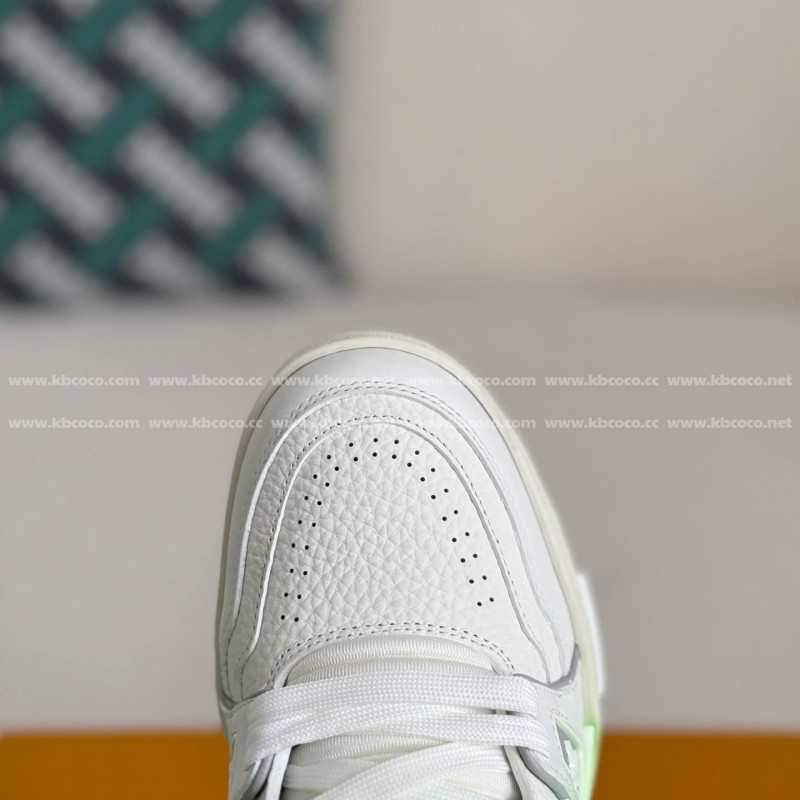 L0*is V*t0n TRAINER SNEAKERS