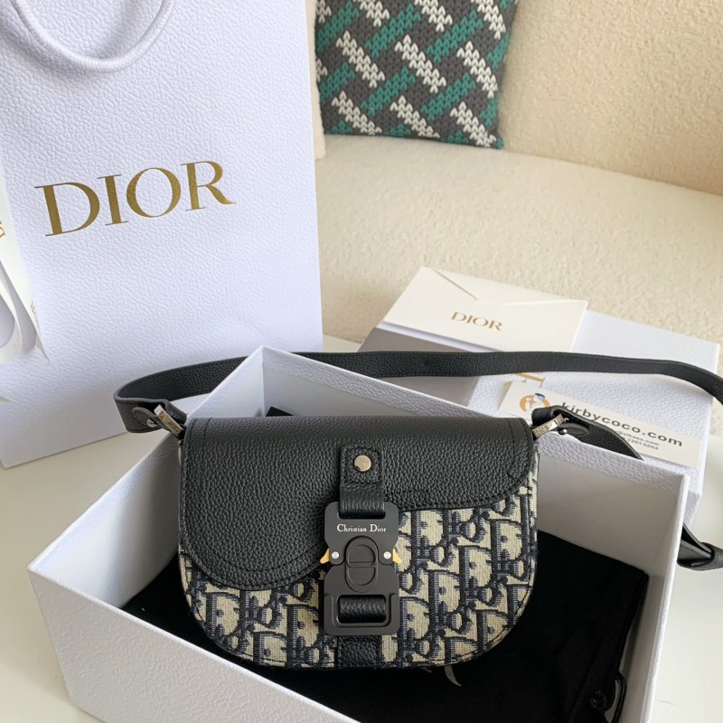 D*0r Essentials Saddle Carrying Bag (with shoulder straps) of top quality Size: 19.5 * 13 * 4.3cm