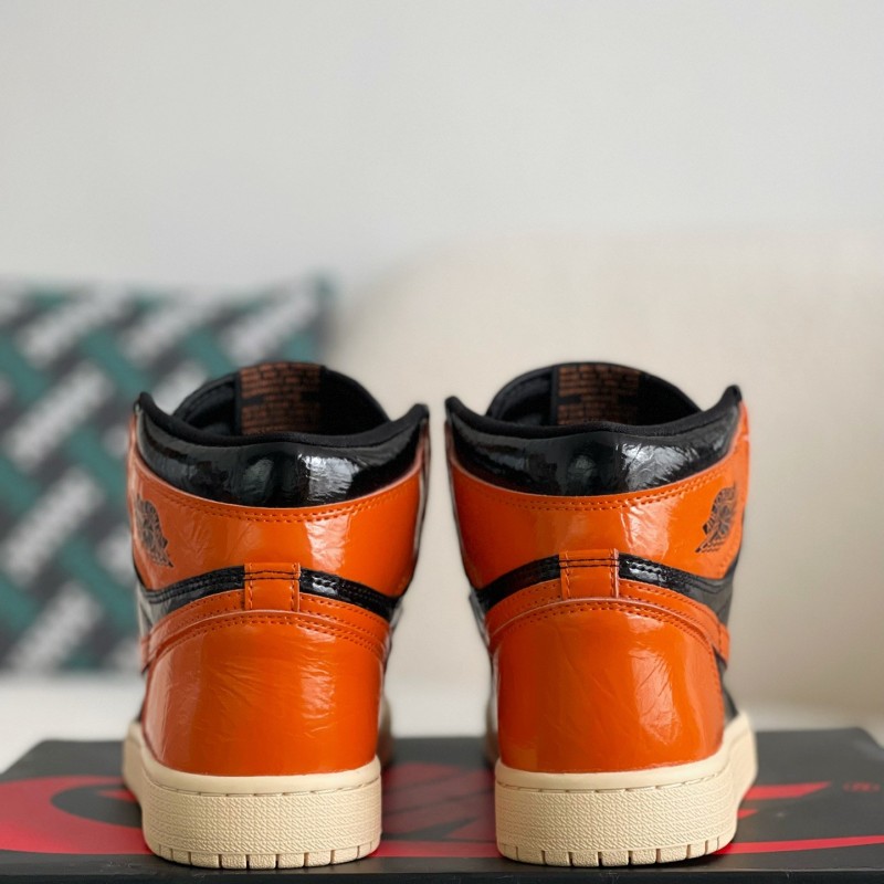 Air Jordan 1 Retro High OG Chicago Red