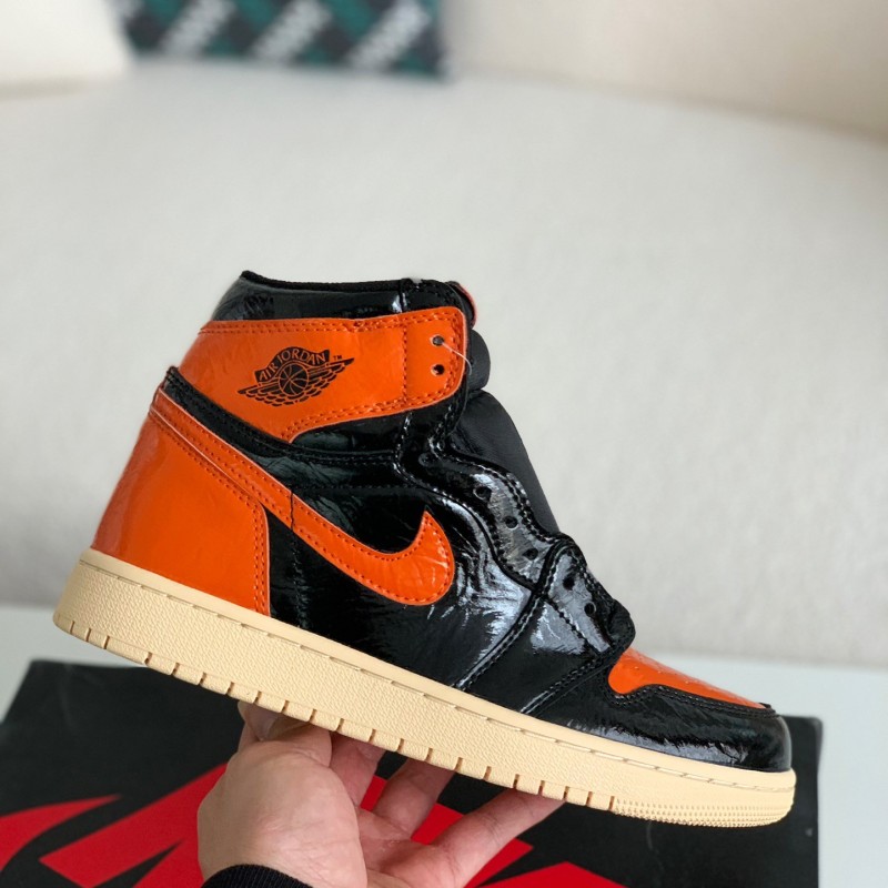 Air Jordan 1 Retro High OG Chicago Red