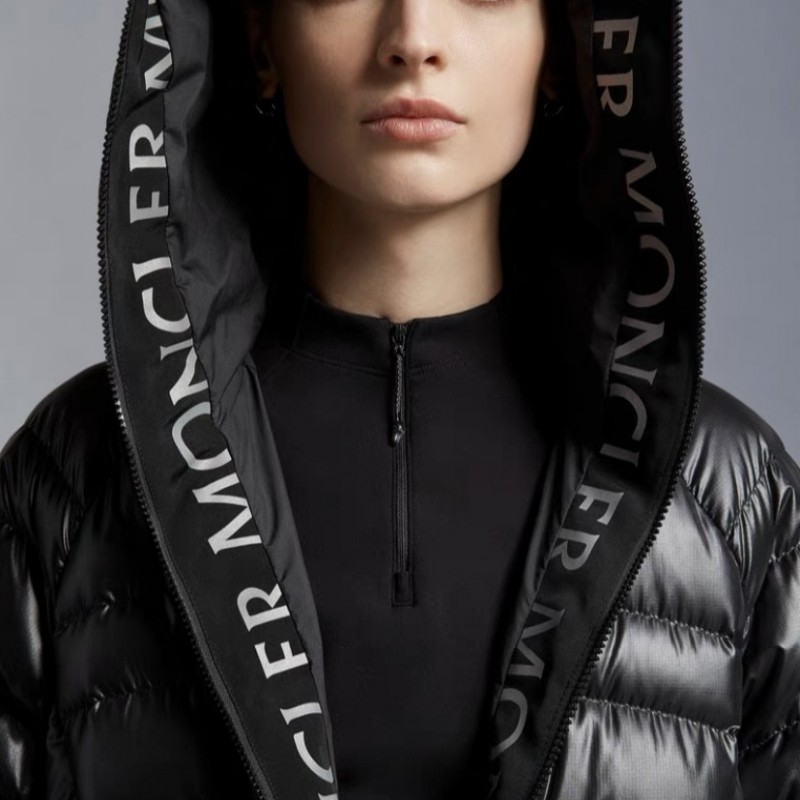 Moncler Solid color hooded zippered down long sleeves for woman