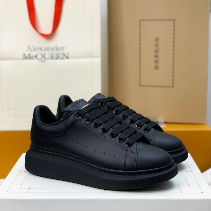 Ale*d*r M*Q*en versatile Sneakers