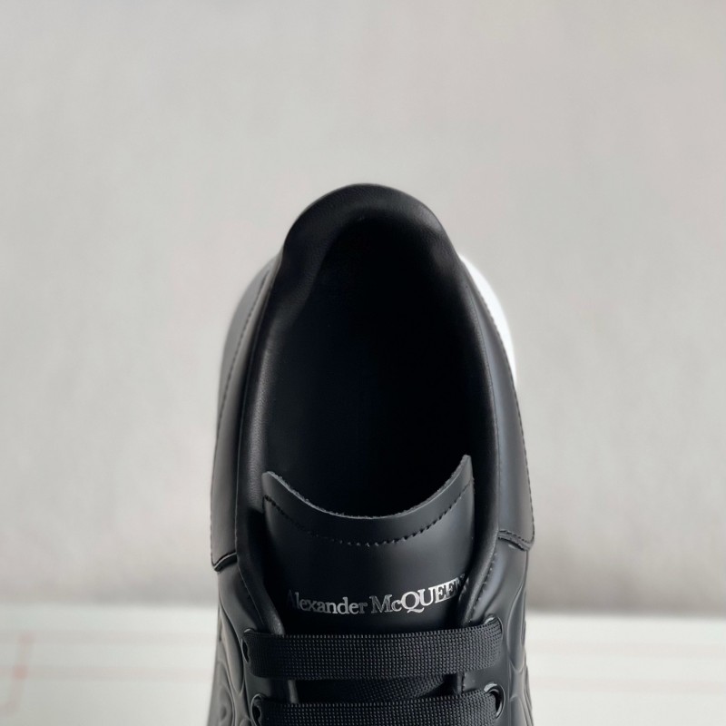 Ale*d*r M*Q*en versatile Sneakers