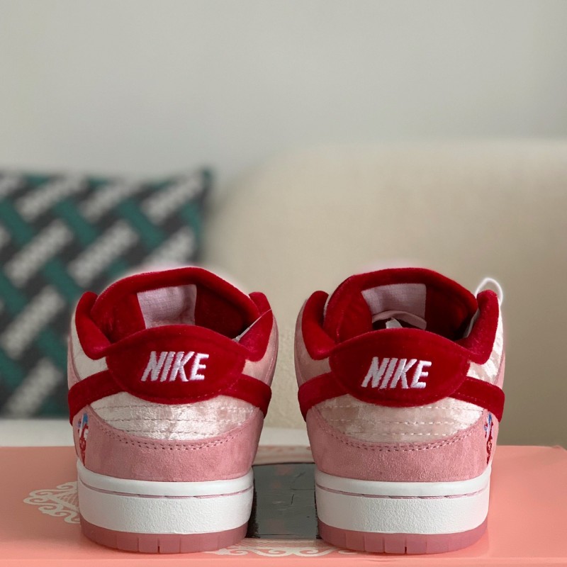 NIKE x SB Dunk Low Sneakers