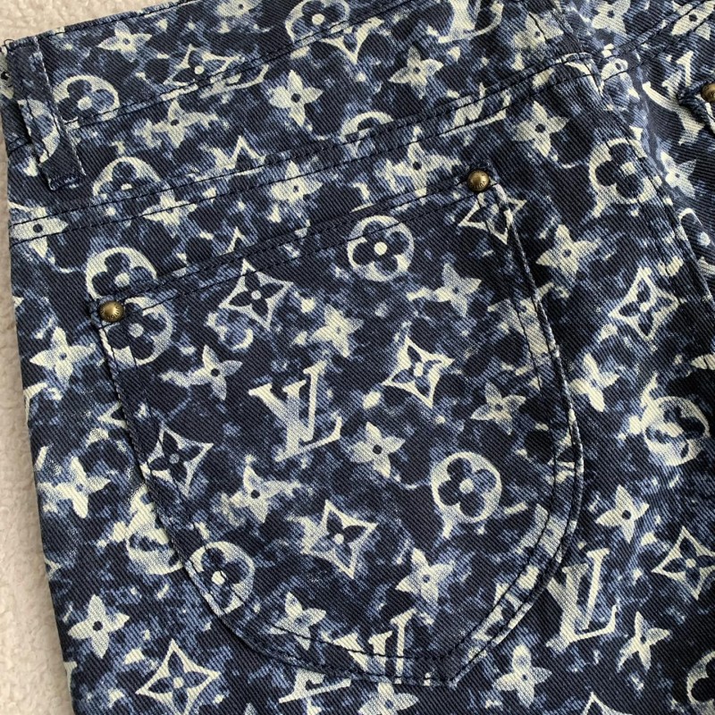 L0*is V*t0n costumes