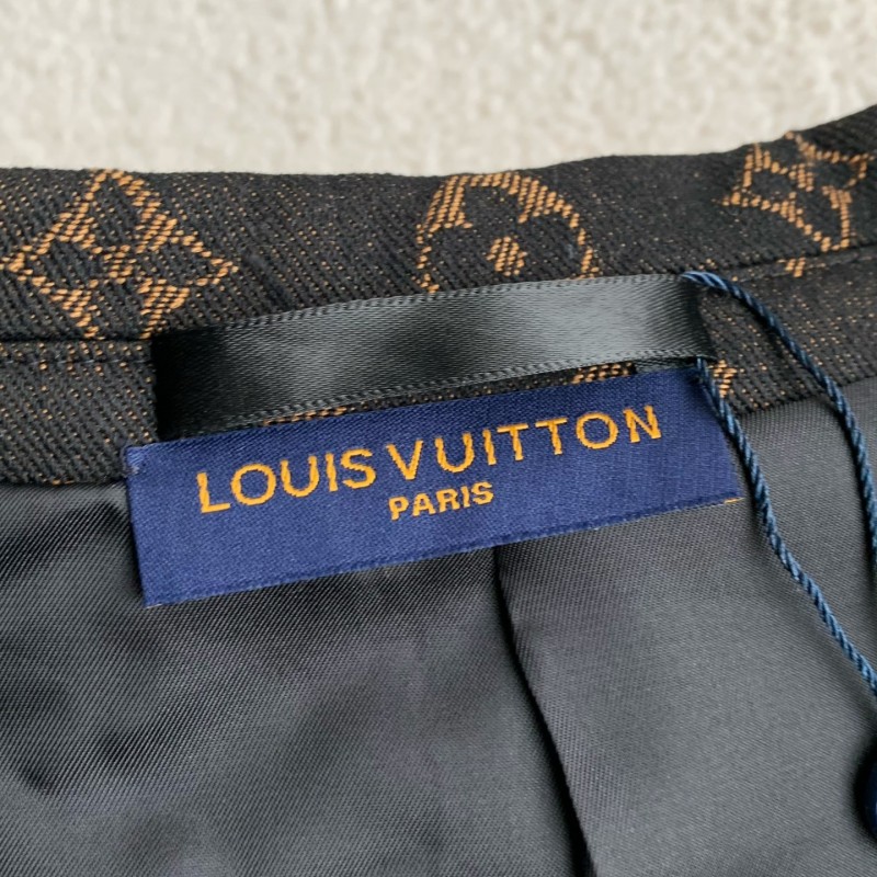 L0*is V*t0n Casual suit