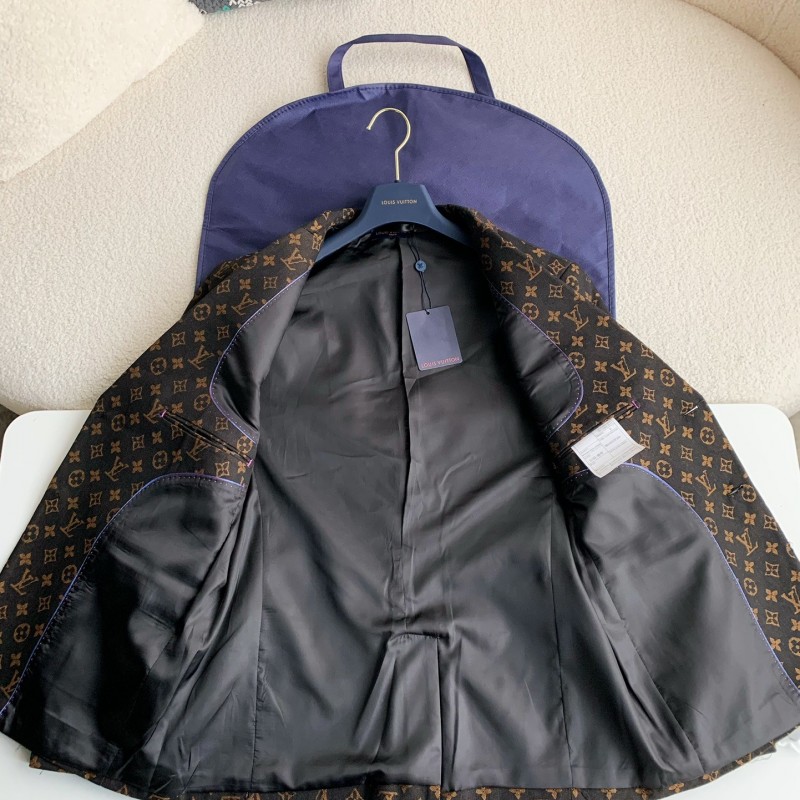 L0*is V*t0n Casual suit