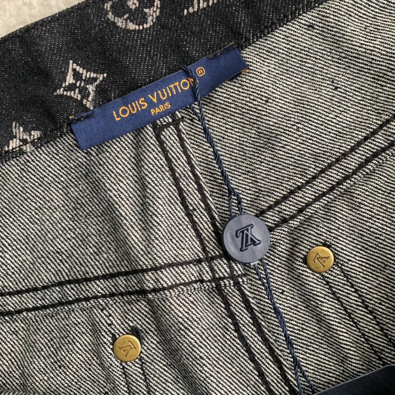 L0*is V*t0n costumes