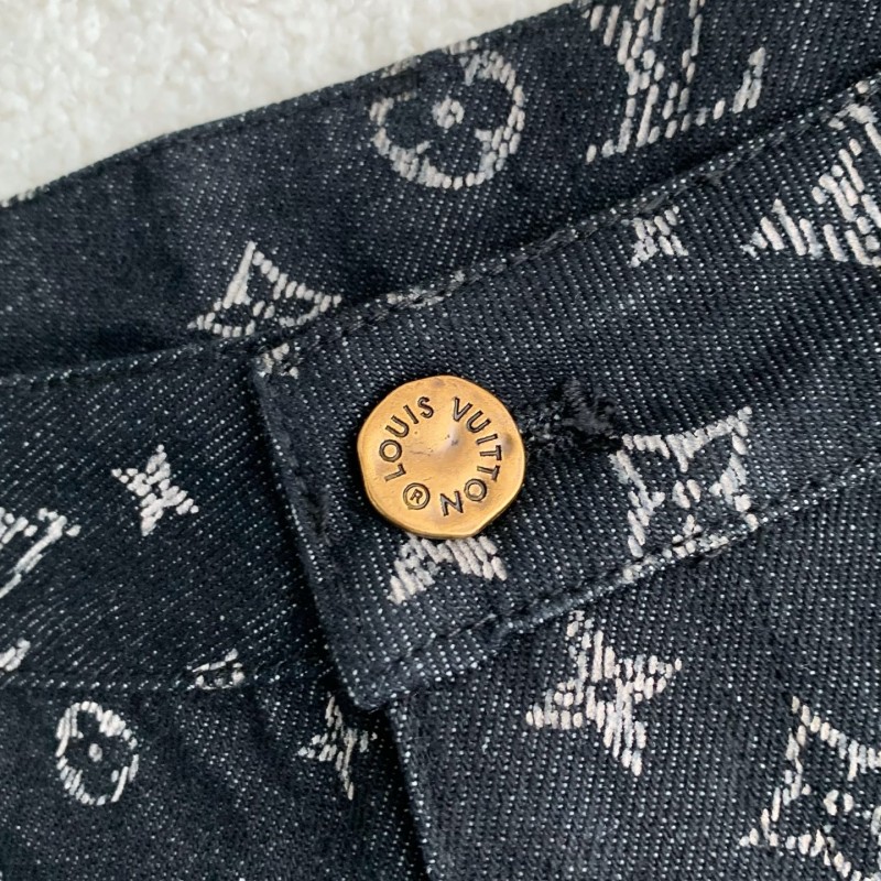 L0*is V*t0n costumes