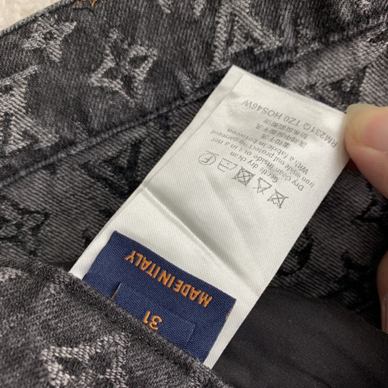 L0*is V*t0n costumes