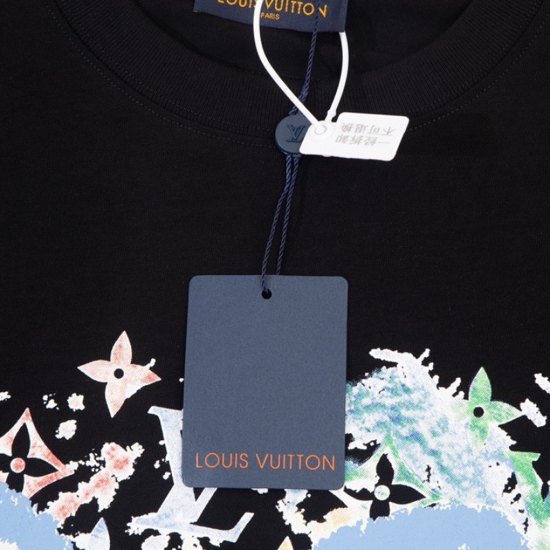 L0*is V*t0n 230,000 new T-shirts for spring and summer